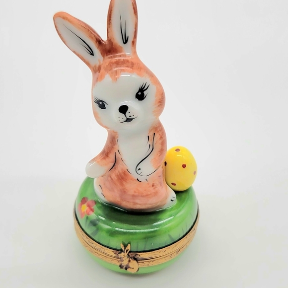 Authentic Limoges Easter Bunny on Egg Hunt Trinket Box, Peint Main w/ Gold Gilt - Picture 4 of 11